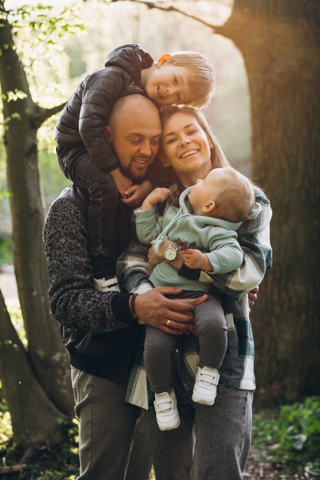 Mãe e pai com os filhos ao ar livre